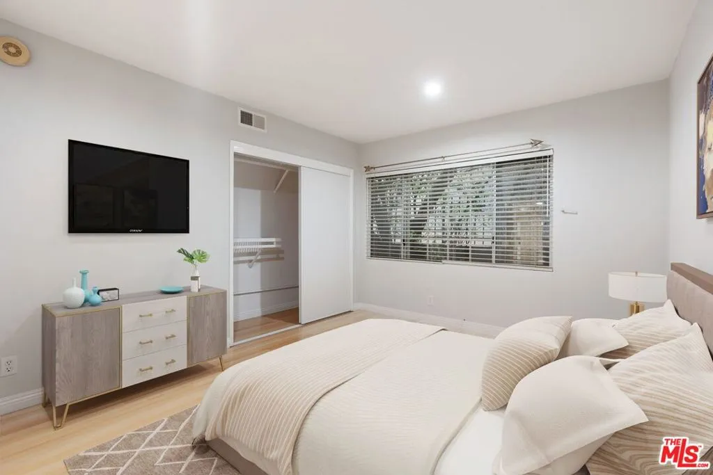 837 S Windsor Boulevard 3, Los Angeles, California 90005 home-pic-8